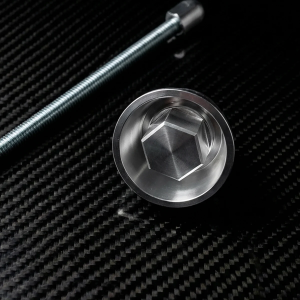 Preview: Aprilia RS660 Steckachsen-Adapter mit Pull-Cap – BUMA Racing