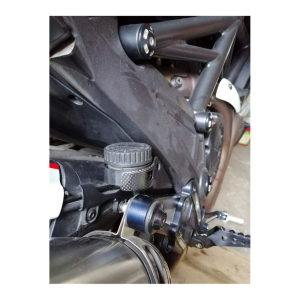 Preview: F&F Carbon Bremsflüssigkeitsbehälter-Abdeckung, Carbon/Glasfaser – Ducati Diavel 2010–2018