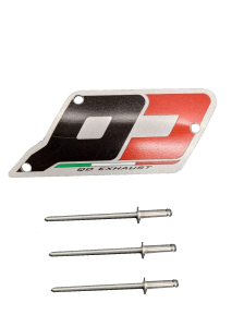 QD-EXHAUST Logo-Plakette 64,9 × 26,45 mm zum Nieten – Produktfoto