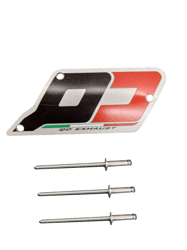 QD-EXHAUST Logo-Plakette 64,9 × 26,45 mm zum Nieten – Produktfoto